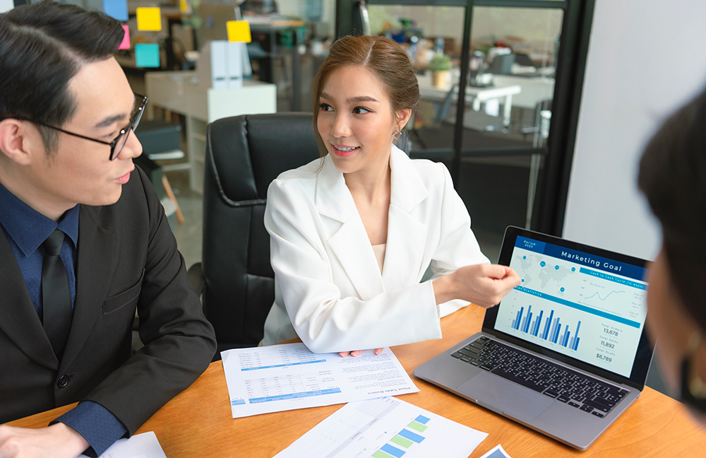 Cuộc họp kinh doanh báo cáo tài chính