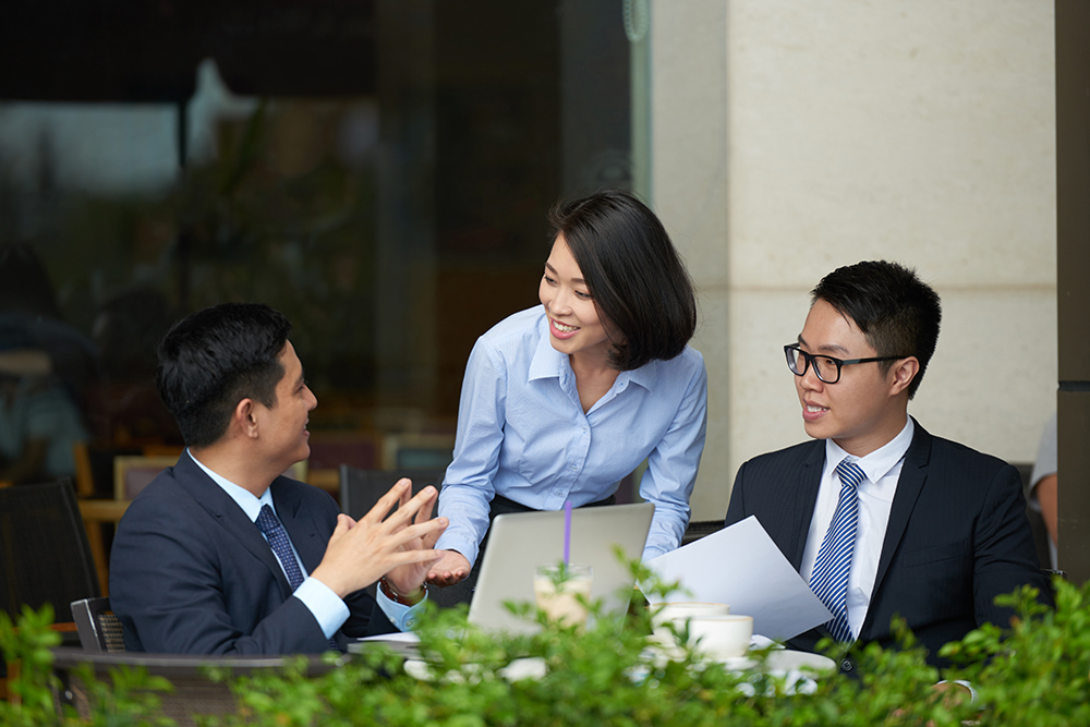 Cuộc thảo luận giữa các doanh nghiệp ngoài quán Cà Phê