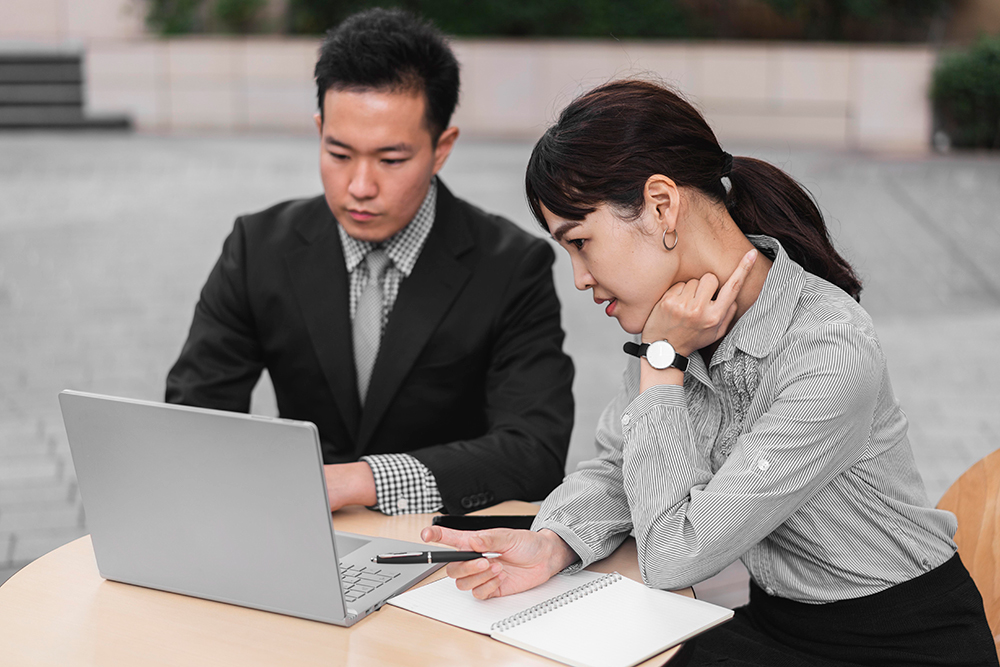 Đồng nghiệp thảo luận với nhau ngoài quán cà phê
