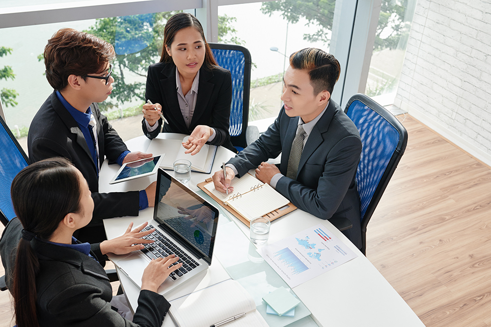 Họp công ty giữa các thành viên để phát triển