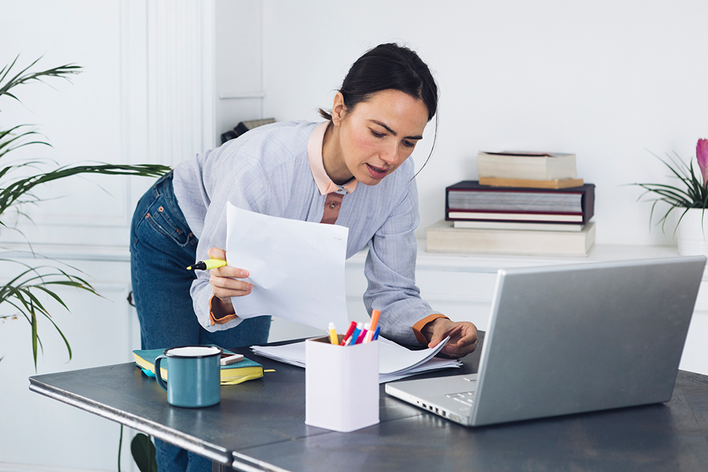 Hình mẫu nữ nhân viên đang chuẩn bị hồ sơ báo cáo - Dịch Vụ Quyết Toán Thuế Trọn Gói