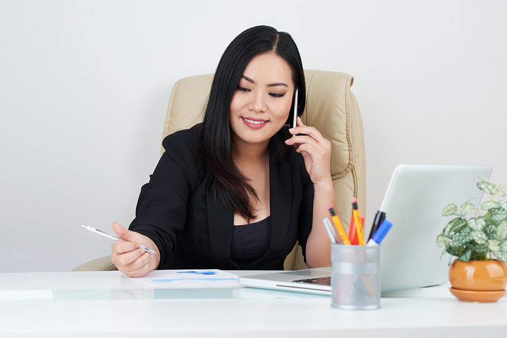 Nữ nhân viên vest đen đang gọi điện cho khách hàng - Dịch vụ kế toán trọn gói chuyên nghiệp HCM