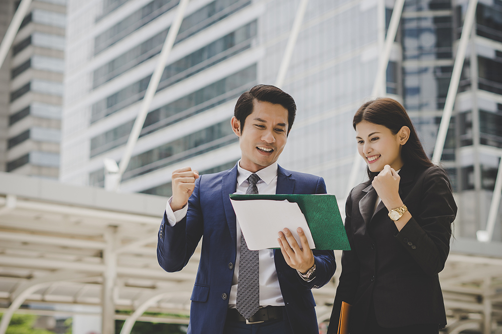 Thảo luận công việc với nhau đưa ra chiến lược cùng phát triển